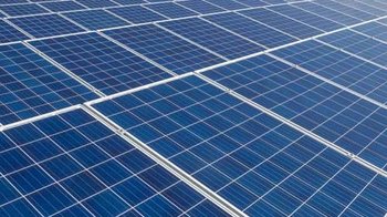 Eine Photovoltaikanlage auf einem Gewerbeflachdach