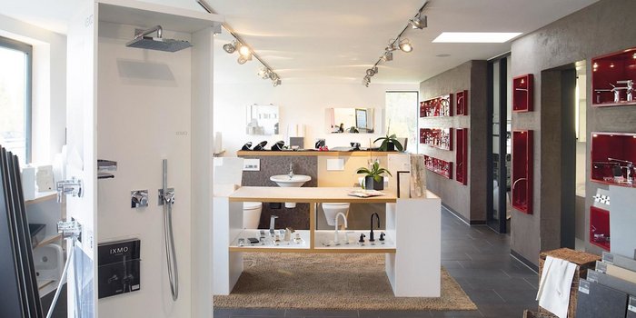 Der Ausstellungsraum zeigt eine Vielzahl von Badezimmerarmaturen, darunter Waschbecken und Duschsysteme in einem hellen Ambiente.