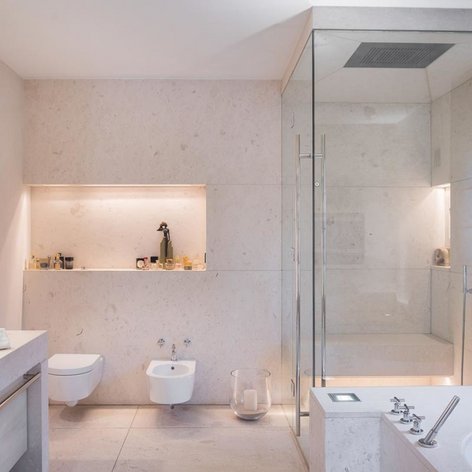 Ein modernes Badezimmer mit eleganter Badewanne, stilvollem Waschbecken und einer großzügigen Dusche aus Glas.
